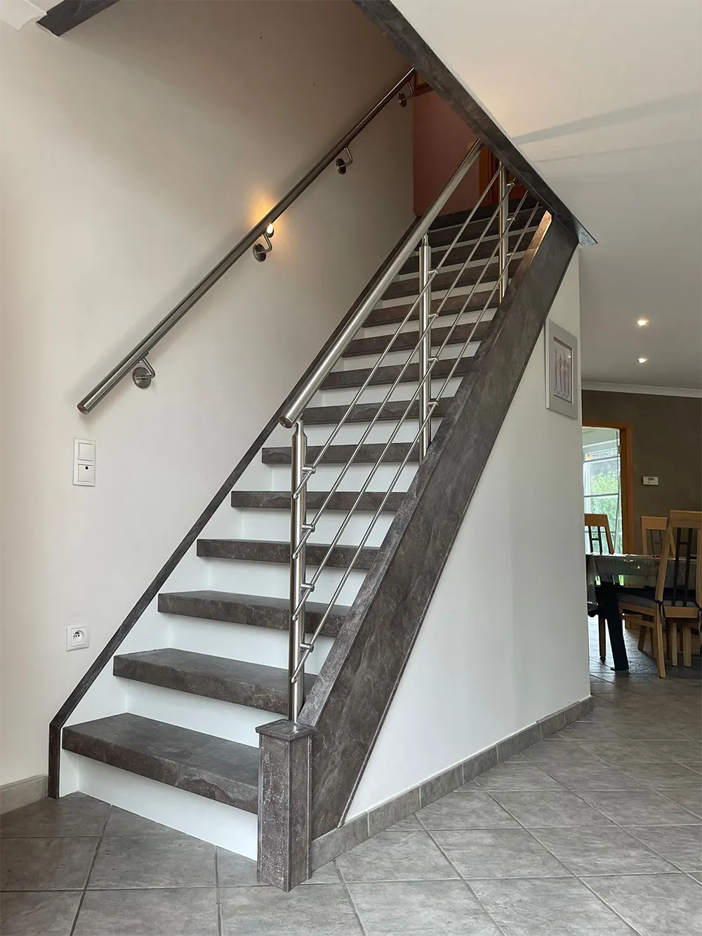 Escalier après rénovation par recouvrement sur mesure